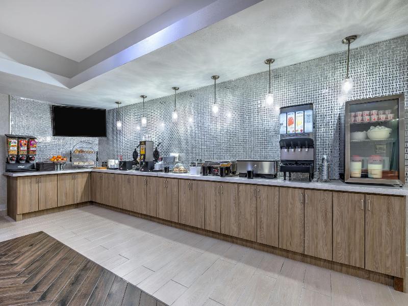 La Quinta Inn Suites By Wyndham Paris image