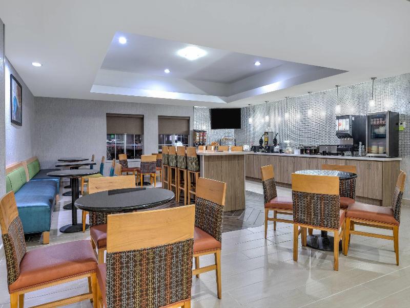 La Quinta Inn Suites By Wyndham Paris image