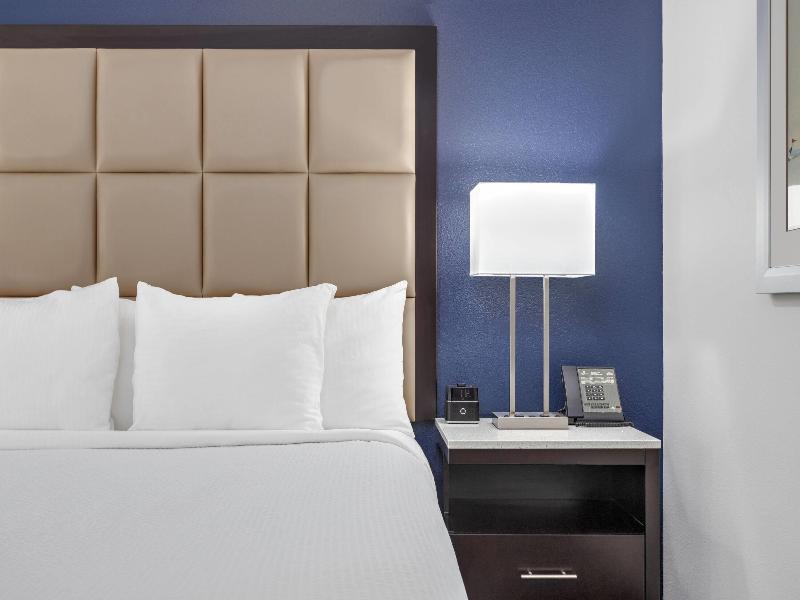 La Quinta Inn Suites By Wyndham Paris image