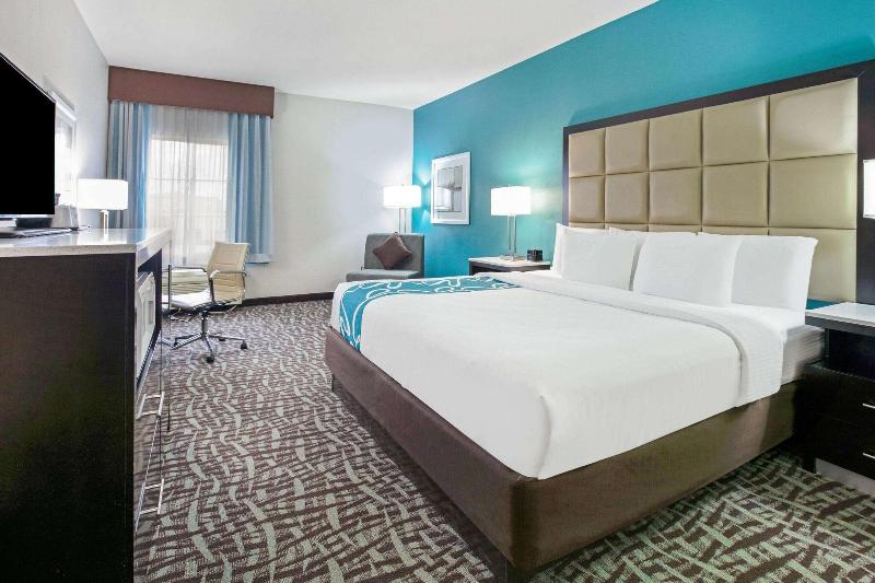 La Quinta Inn Suites By Wyndham Paris image
