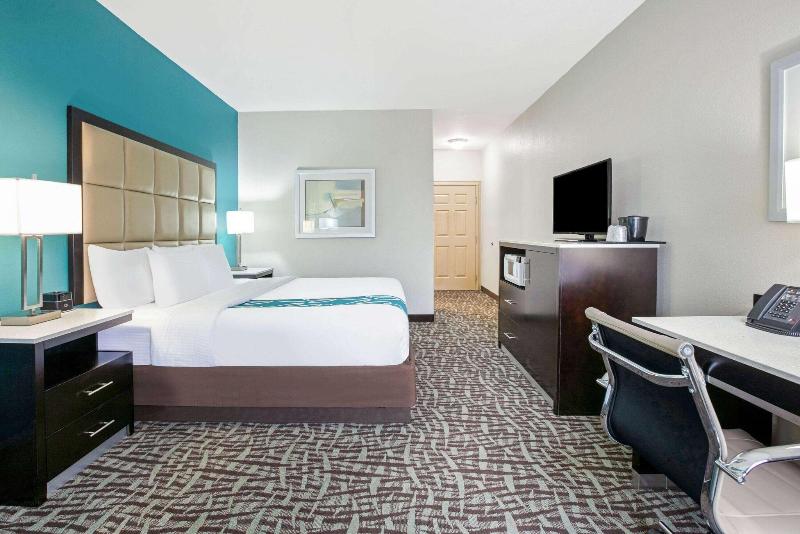 La Quinta Inn Suites By Wyndham Paris image