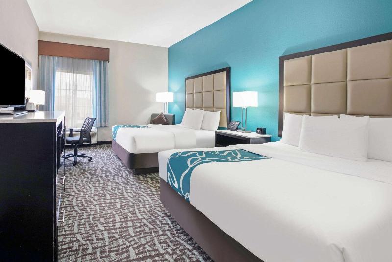 La Quinta Inn Suites By Wyndham Paris image