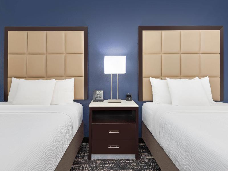La Quinta Inn Suites By Wyndham Paris image