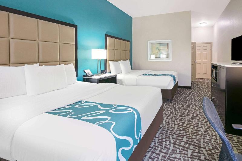 La Quinta Inn Suites By Wyndham Paris image