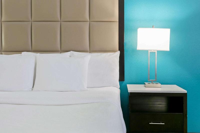La Quinta Inn Suites By Wyndham Paris image
