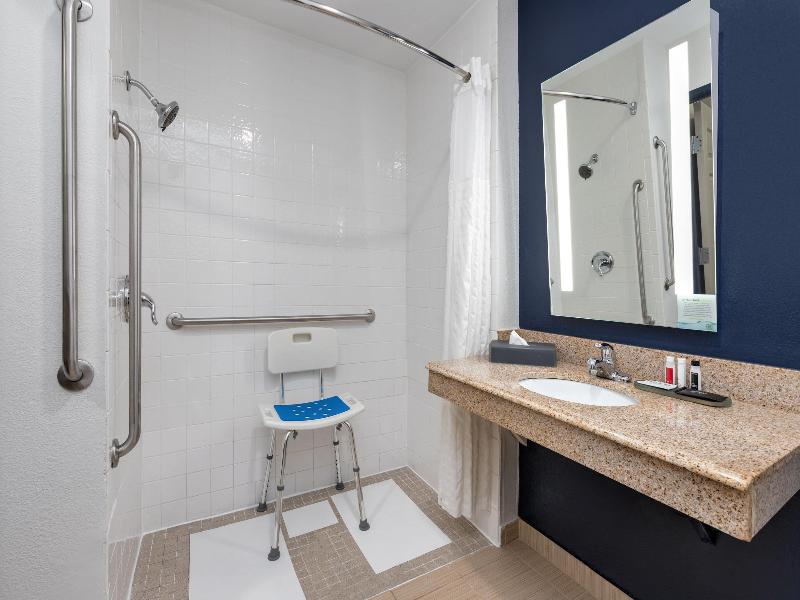 La Quinta Inn Suites By Wyndham Paris image