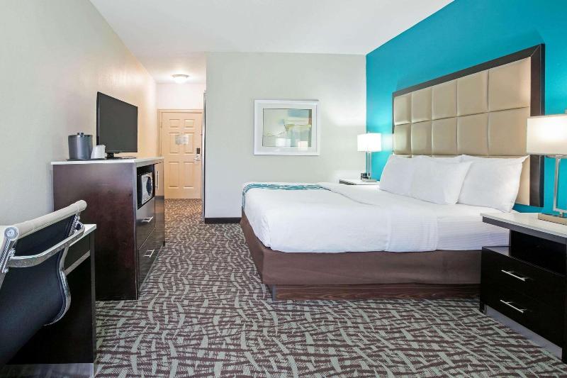 La Quinta Inn Suites By Wyndham Paris image