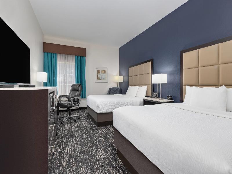 La Quinta Inn Suites By Wyndham Paris image