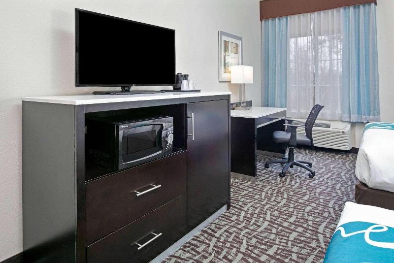 La Quinta Inn Suites By Wyndham Paris image