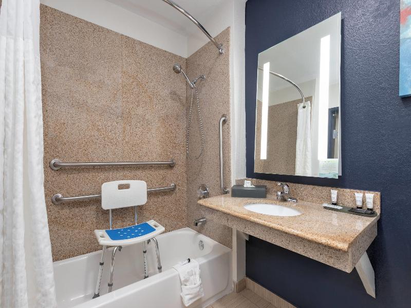 La Quinta Inn Suites By Wyndham Paris image