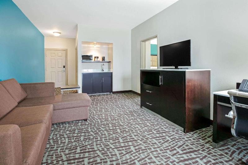 La Quinta Inn Suites By Wyndham Paris image