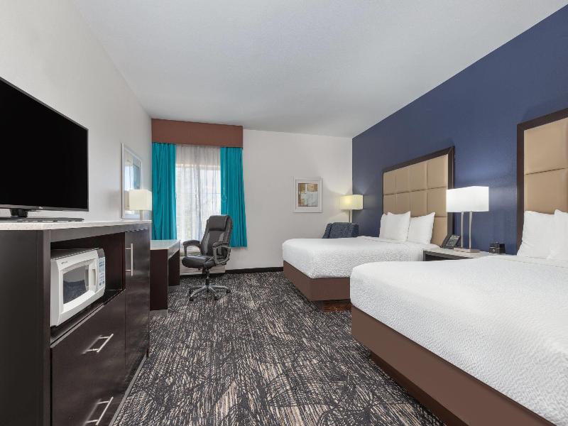 La Quinta Inn Suites By Wyndham Paris image