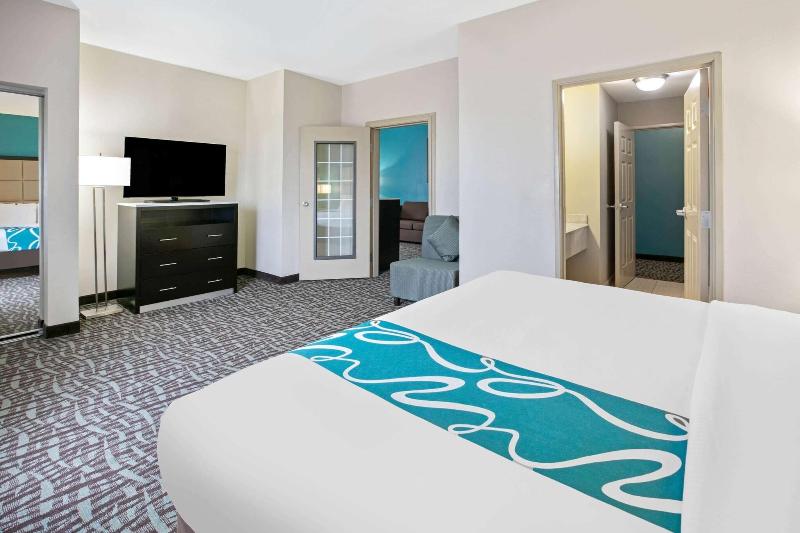 La Quinta Inn Suites By Wyndham Paris image