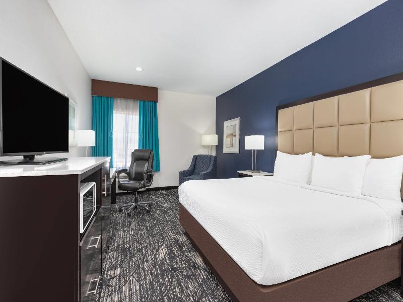La Quinta Inn Suites By Wyndham Paris image