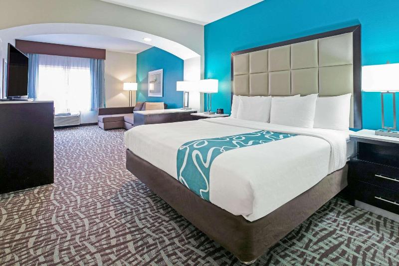 La Quinta Inn Suites By Wyndham Paris image