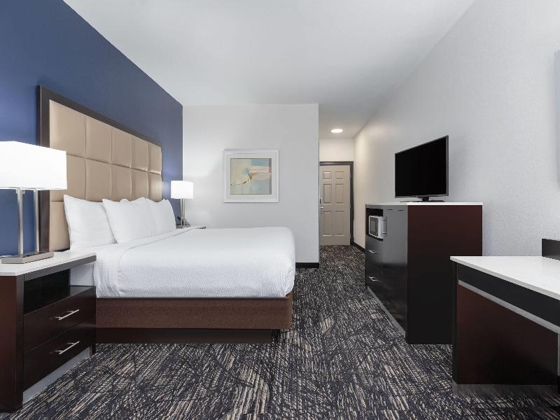 La Quinta Inn Suites By Wyndham Paris image