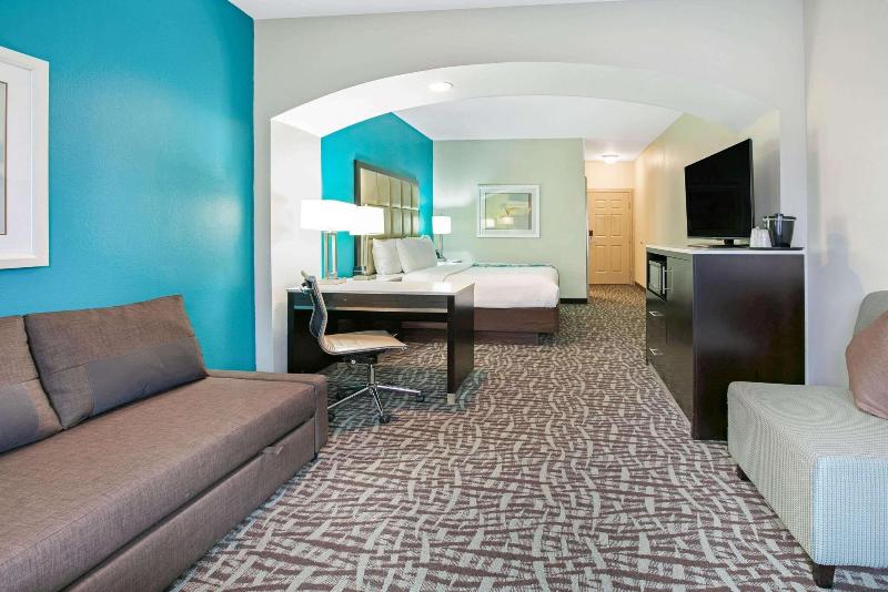 La Quinta Inn Suites By Wyndham Paris image