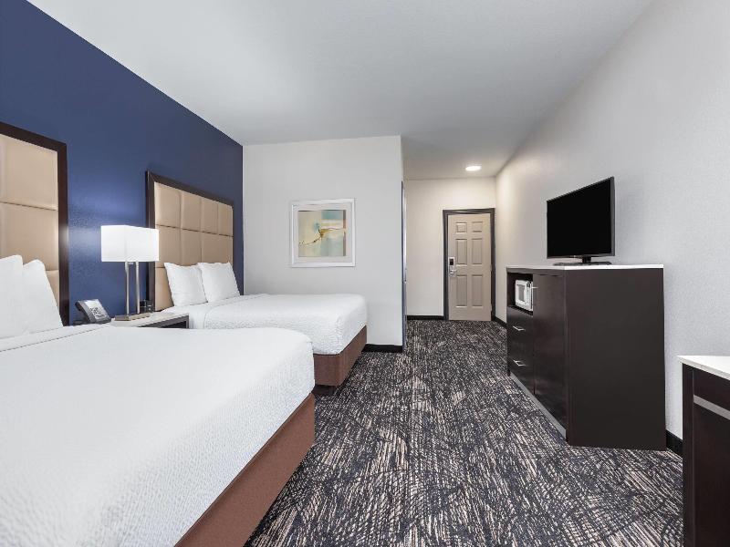 La Quinta Inn Suites By Wyndham Paris image