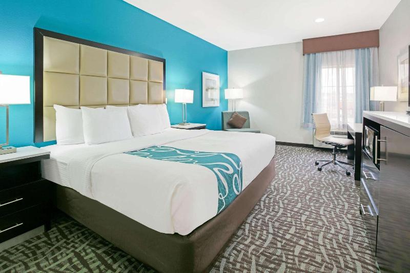 La Quinta Inn Suites By Wyndham Paris image