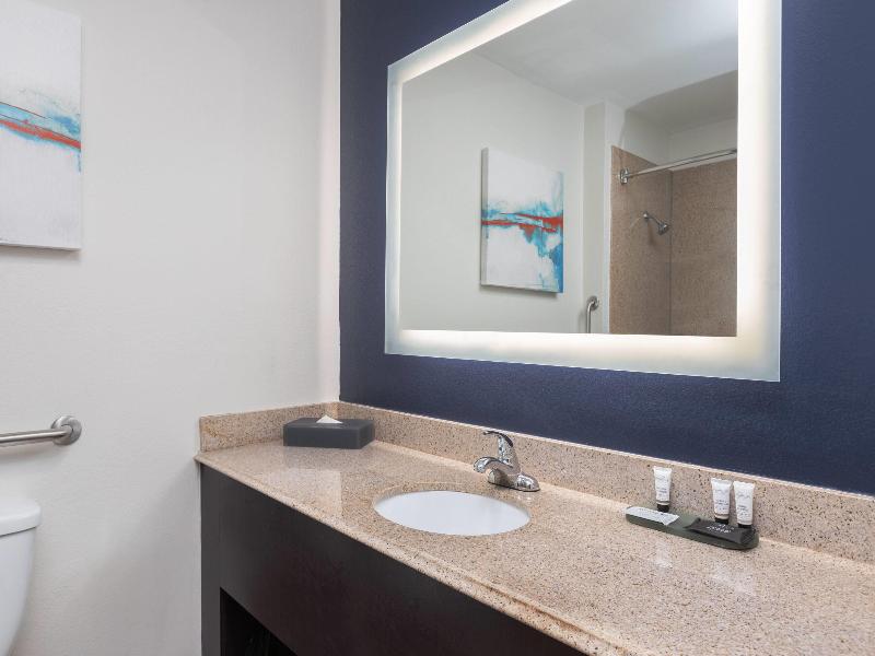 La Quinta Inn Suites By Wyndham Paris image