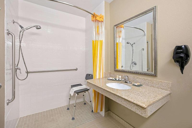La Quinta Inn Suites By Wyndham Paris image