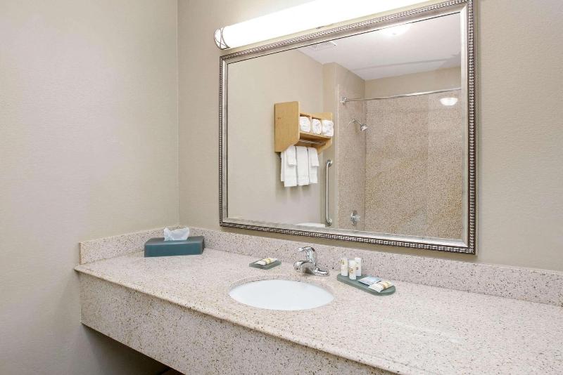 La Quinta Inn Suites By Wyndham Paris image