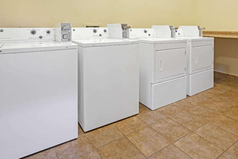 La Quinta Inn Suites By Wyndham Paris image