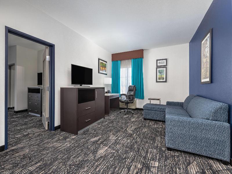 La Quinta Inn Suites By Wyndham Paris image