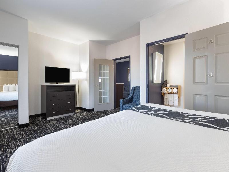 La Quinta Inn Suites By Wyndham Paris image