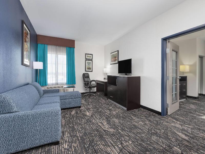 La Quinta Inn Suites By Wyndham Paris image