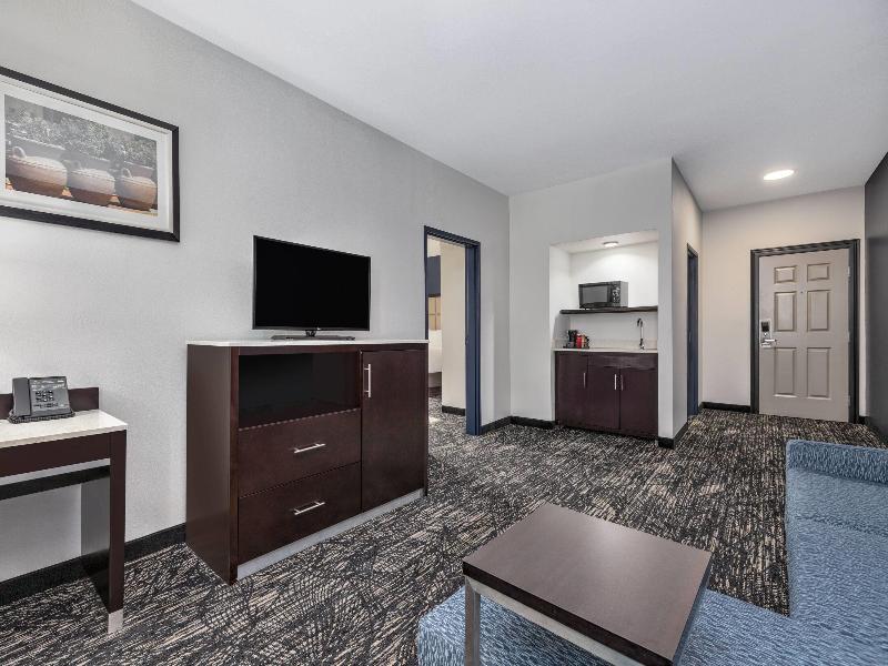 La Quinta Inn Suites By Wyndham Paris image