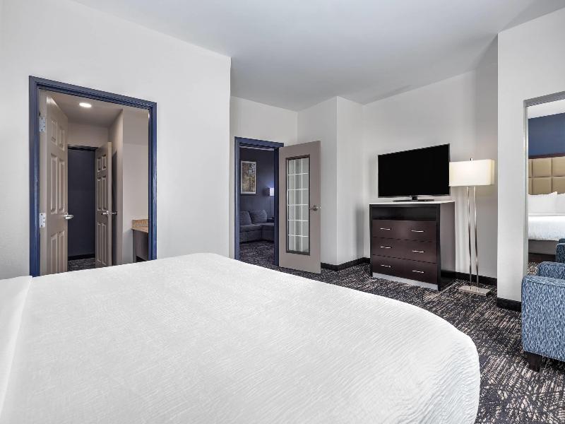 La Quinta Inn Suites By Wyndham Paris image