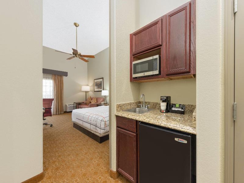 La Quinta Inn Suites By Wyndham Marble Falls image