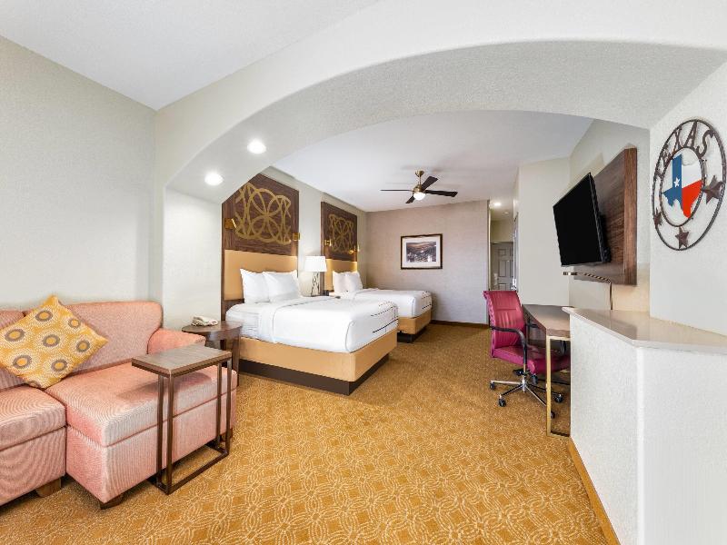 La Quinta Inn Suites By Wyndham Marble Falls image