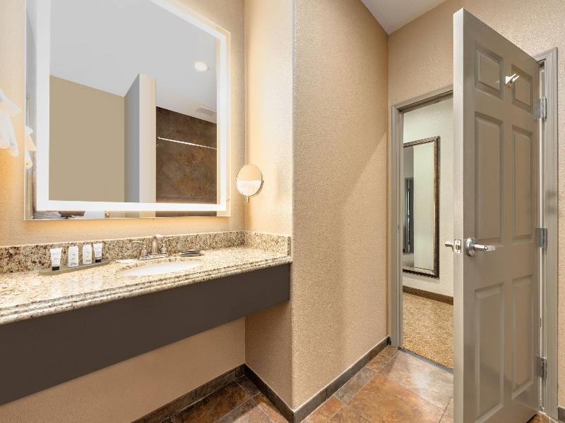 La Quinta Inn Suites By Wyndham Marble Falls image