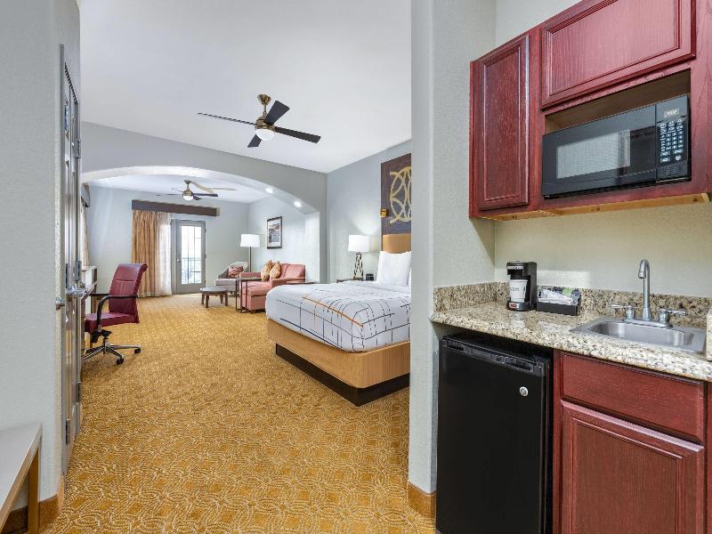 La Quinta Inn Suites By Wyndham Marble Falls image