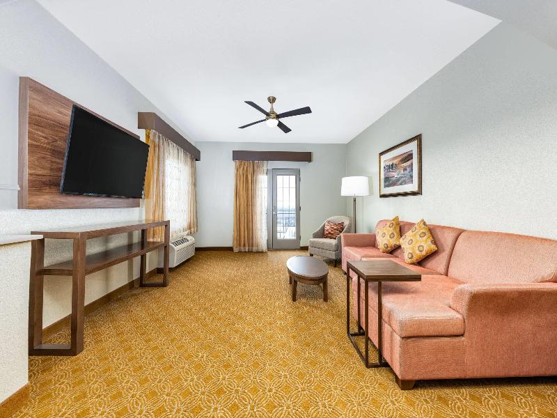 La Quinta Inn Suites By Wyndham Marble Falls image