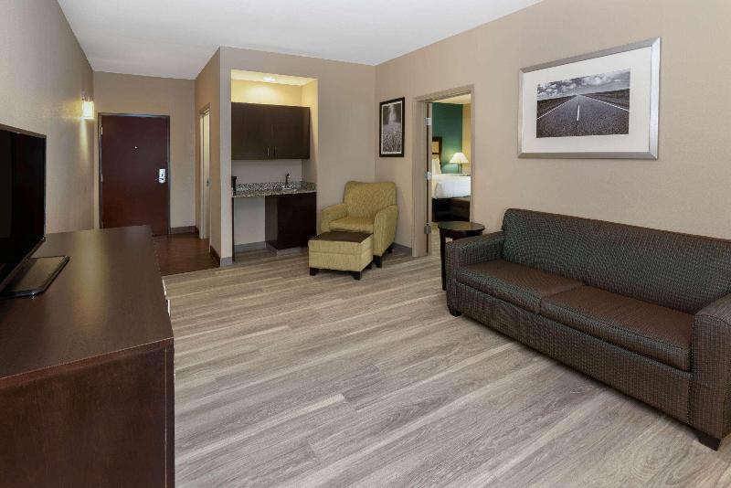 La Quinta Inn Suites By Wyndham Durant image