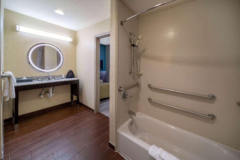La Quinta Inn Suites By Wyndham Durant image