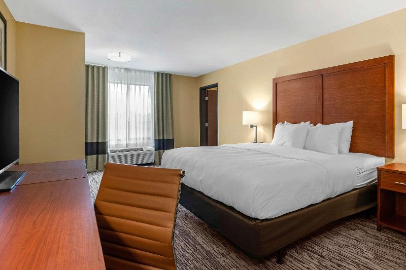Comfort Inn & Suites Ames Near Isu Campus image