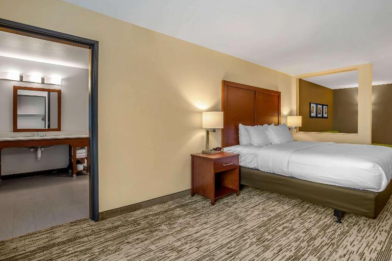 Comfort Inn & Suites Ames Near Isu Campus image