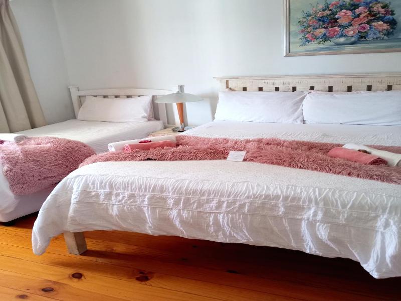 Le Bay Lodge image