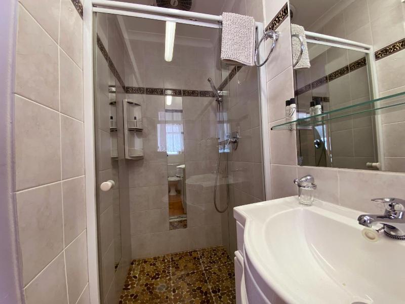 Le Bay Lodge image