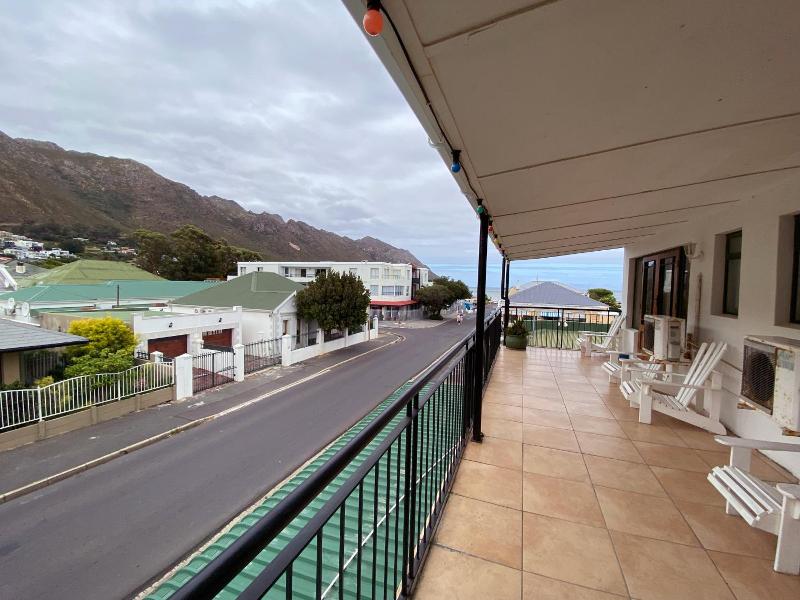 Le Bay Lodge image