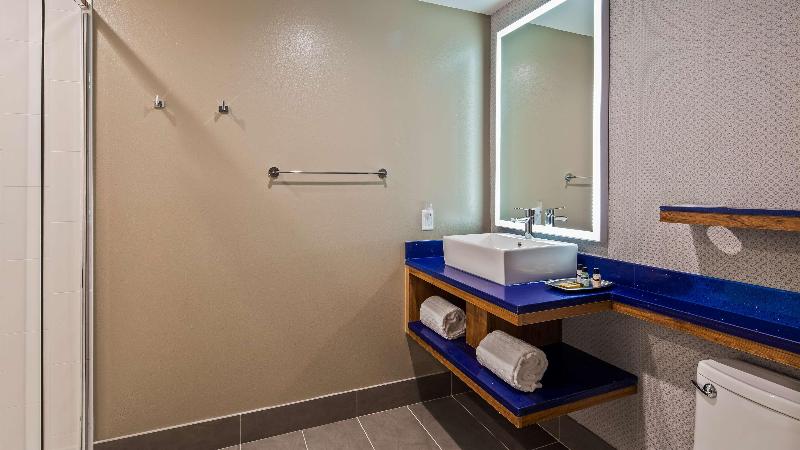 Glō Best Western Tulsa-Catoosa East Route 66 image