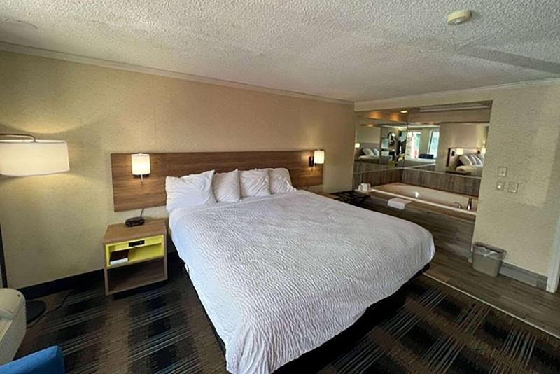 Days Inn By Wyndham Liverpool/Syracuse image