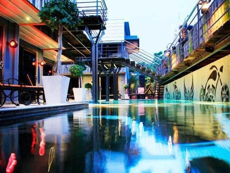 Nicky's Handlebar Hotel image