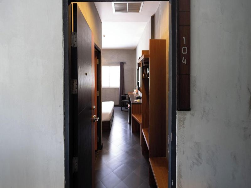 B2 Airport Hotel