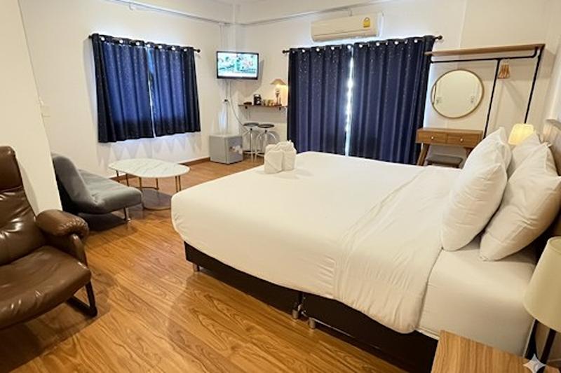 room detail thumbnail 2