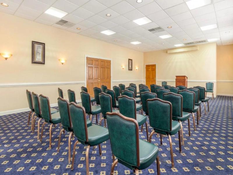 Red Roof Inn & Suites Newport News image